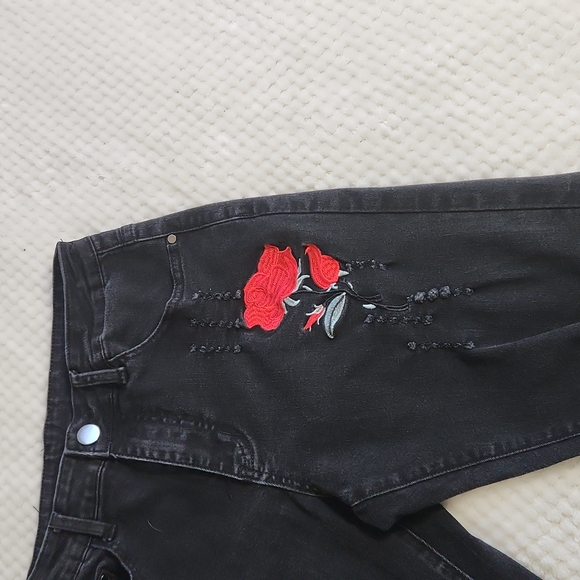 BLACK OMBRE WOMENA JEANS WITH RED ROSES SIZE 30 DISTRESSED - Picture 4 of 12